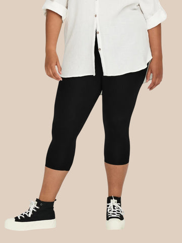Behagelige plus size leggings i piratlængde, hvilket vil sige at de går ca. til midt på skinnebenet - selvfølgelig alt efter hvor høj man er. Dette er en sort style.