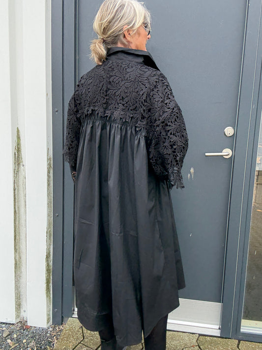 Benita plus size kjole fra mærket Sigensgaard. Her ses den i en flot grøn. Modellen er normalt en str. 52, derfor spænder denne kjole bredt hvad angår størrelse.