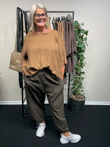 Plussize huldabuks stump baggy smart plussize fra sigensgaard.dk her i den brune