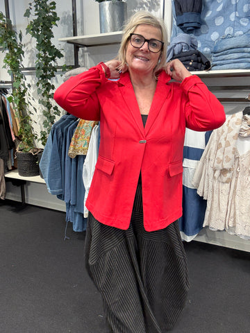 Rød blazer fra only carmakoma som er i plusstørrelser sigensgaard.dk