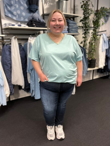 Lækker plus size jeans fra Only Carmakoma, som er med masser af stræk, og virkelig behagelig at have på. Den er med lommer både for- og bagtil. Modellen her har en str. 52 på.