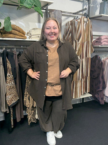 Plus size sæt i smukke brune nuancer. Det er perfekt til hverdagen, og så er det rigtig smart grundet det anderledes bælte.
