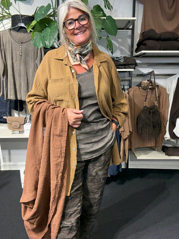 Plussize ella skjorte i ble kvalitet her i karamel