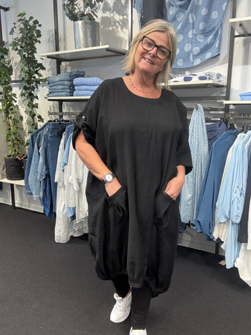 Den rå smarte gozzip black kjole ballon effekt og rummelig i facon plussize kjole.