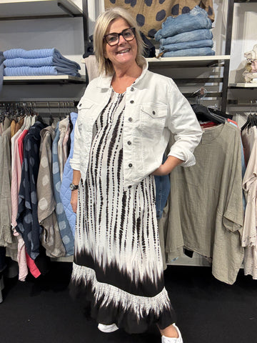 Gena lang viskose kjole som er fra studio til pluspiger tynd let og smuk kjole fin til konfirmation sigensgaard.dk plussize i egen stil.