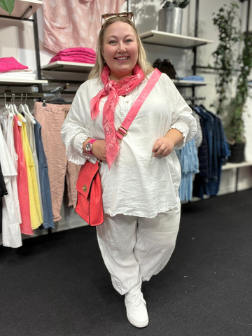 Hanna hør skjorten er den lækreste plus size plus size skjorte, som fås i flere farver og størrelser. Her er de sat til Hulda hør stunpebuksen i hvid.