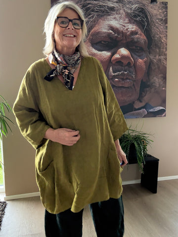 Den har V-udskæring og trekvartærmer med elastik forneden af ærme flot og klassisk look i blød fast viskose.
Kvalitet:100% LENZING™ ECOVERO viskose.
Dorte har et brystmål på 101cm og er 168cm høj ⭢ Bruger en str. 42/44
Maria har et brystmål på 132cm og er 157cm høj ⭢ Bruger en str. 54/56
⮕ Husk, der skal være plads fra tøjet til dit eget brystmål, vi anbefaler, at der er ca. 10-15cm mellem, men bedøm selv ud fra mål og kvalitet.
Brystmål: 42/44-128cm 46/48-136cm 50/52-1