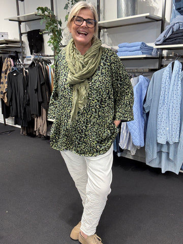 Smart gennemknappet skjorte fra Wasabi Concept, som er de det flotteste leopard print. Den er med en lille v-hals og brede 3/4 ærmer.