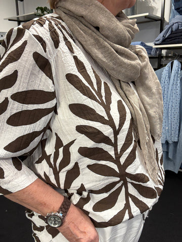 Smuk plus size bluse fra Wasabi, som er perfekt til dig som elsker en løs pasform. Den er med v-hals korte ærmer og så er den perfekt til foråret og sommeren.