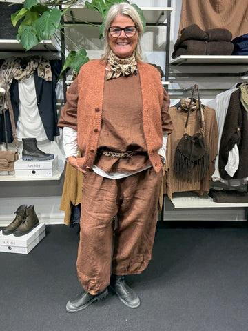 Ingo plussize strik est her i den lyse teracotta findes i flere farver hos Sigensgaard.
