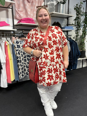 Ingrid viskose tunika, som er til plussize pigen. Tunikaen er perfekt til plus pigen fordi den går ud i a-facon og har et rigtig godt brystmål, hvor de fleste vil kunne være med.