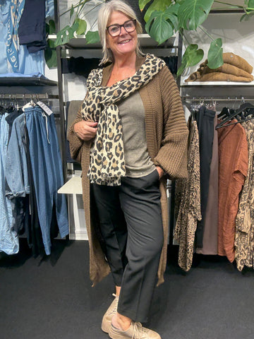 Lang plussize strik cardigan Laura som findes i flere farver hos Sigensgaard.dk