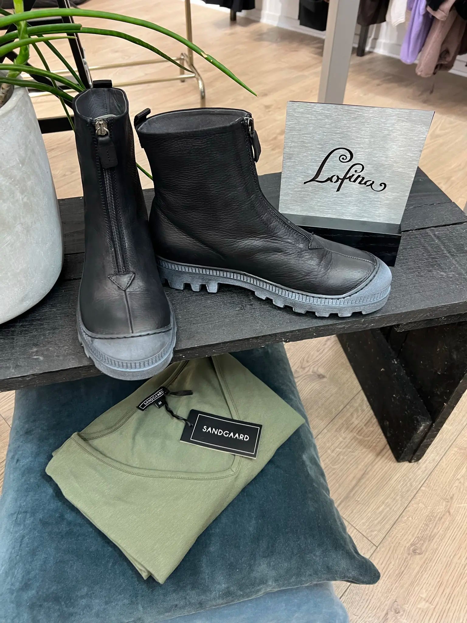 Lofina støvler med den grå slidte liste som gør støvlen rå og smart.