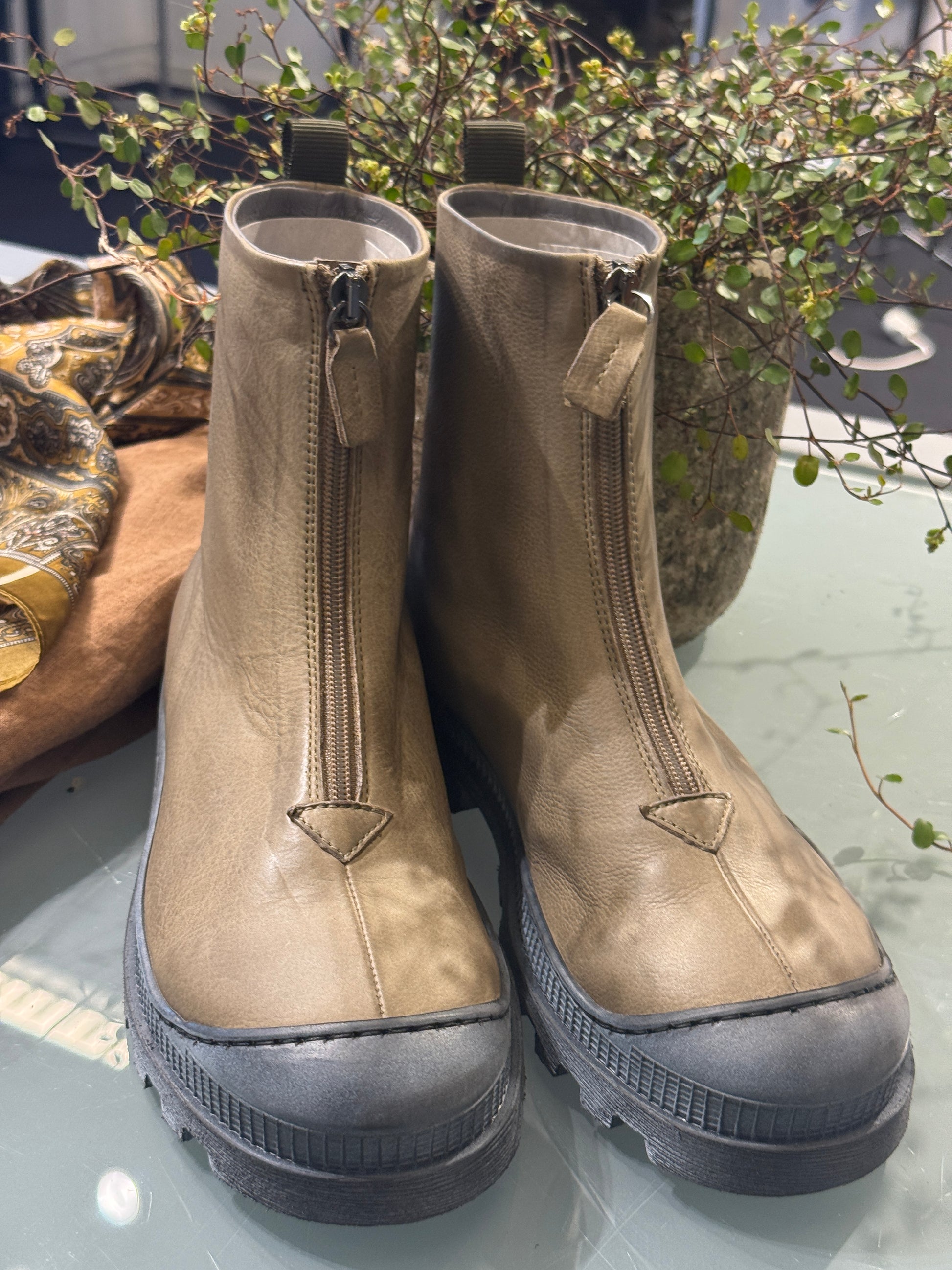 Lofina støvler i farven Malto som er en mørk sand,dette er verdens skønnest støvle.