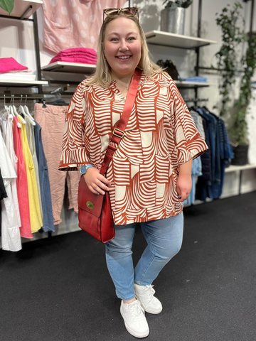 Printet bluse med v-hals, rund flæse-krave og brede korte ærmer, som går lige til albuen. Den er i en tynd viskose kvalitet, som gør at den er lækker at have på. Den er perfekt til plus size pigen da den går helt op til en str. 58.