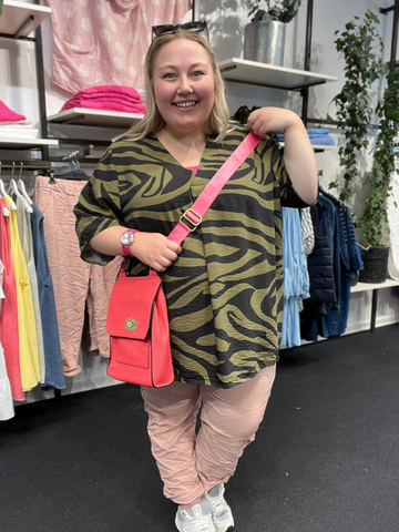 Smart plus size bluse med korte ærmer til den moderigtige plus pige. Den er med korte ærmer og v-hals. Den går fra en str. 42/44 og op til en str. 58.