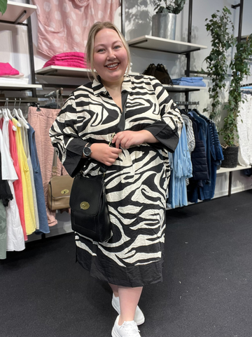 Anderledes plus size kjole med zebra print. Den er fra Wasabi og går fra en str. 42 til og med str. 58.