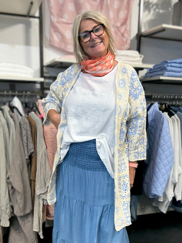 "Marie" er en plus size strik cardigan i de populære bedstemor firkanter også kaldet "granny squares". Cardiganen er perfekt hvis du ønsker at tilføre lidt ekstra detaljer til dit sæt. Modellen som ses her på billedet bruger normalt en str. 42/44.