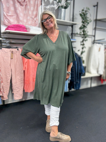 Lækker tunika i en hør/viskose blanding, som gør den lækker til forår og sommer, da den er rigtig behagelig at have på. Denne er med en god facon, som sidder godt på de fleste plus size kvinder. V-hals, unikke ærmer og små hul detaljer er hvad der gør denne tunika unik.