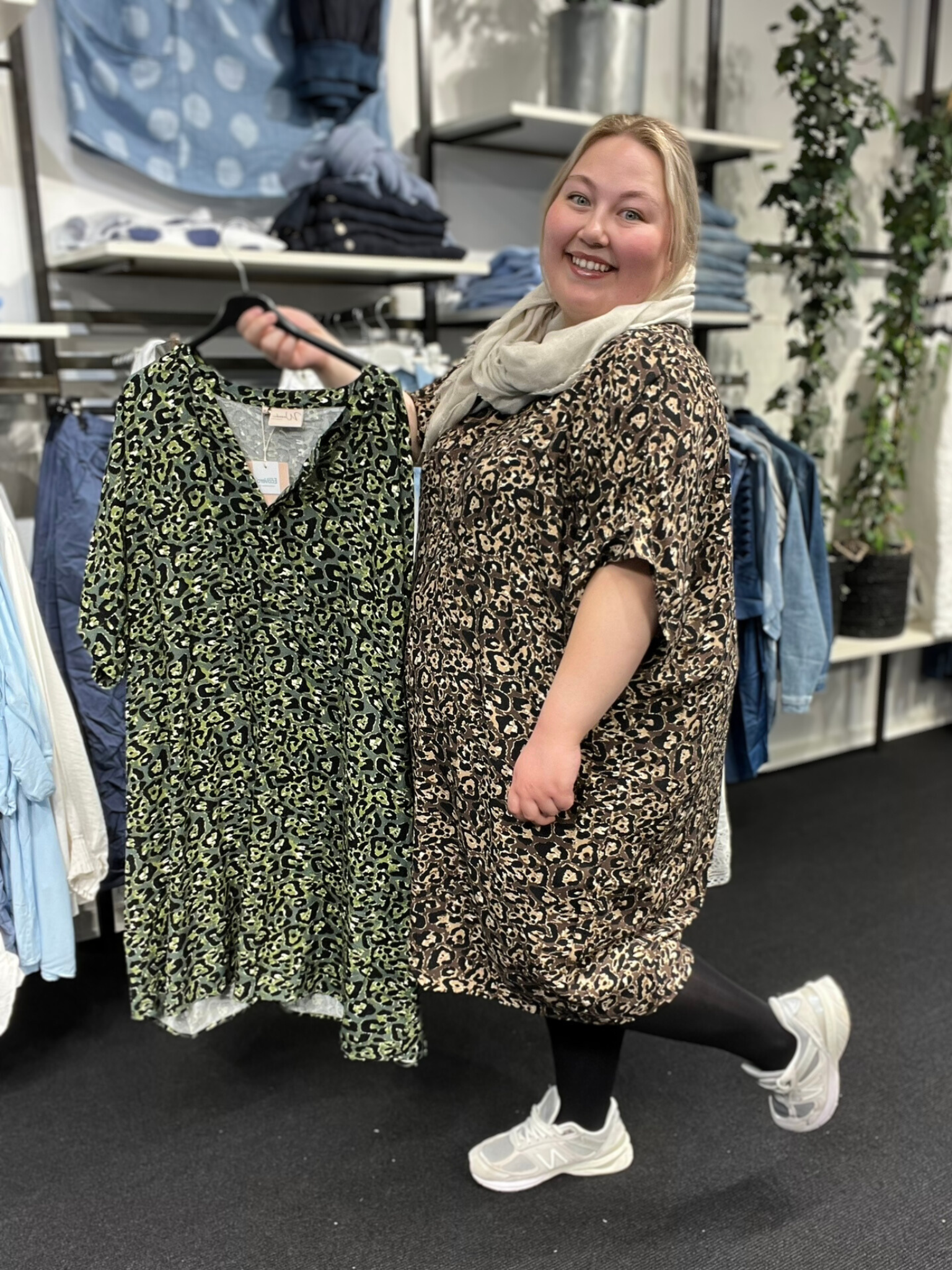 Melina 3 plus size tunikaen fra Wasabi, findes i to smukke farver, hhv. grøn og brun. Modellen har en str. 54/56 på. Tunikaen har stolpelukning.