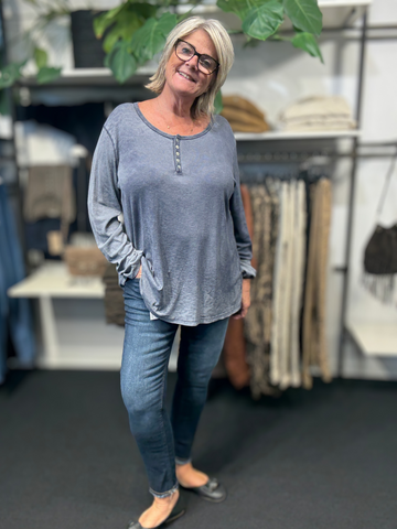 Lækker plus size jeans fra Only Carmakoma, som er med masser af stræk, og virkelig behagelig at have på. Den er med lommer både for- og bagtil. Modellen her har en str. 46 på.