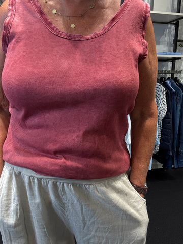 Rå bomulds top med rund hals, til plus size pigen, som ønsker en anvendelig top. Den er i stone vasket bomuld, så farven er uens i stoffet, hvilket giver et råt look, sammen med de i forvejen rå kanter ved hals og ærme. Toppen her passes af mange grundet den gode kvalitet.
