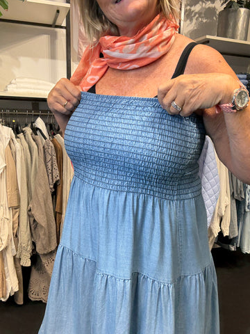 Nederdel eller kjole jeans med smock foroven bruges på flerer mder sigensgaard.dk