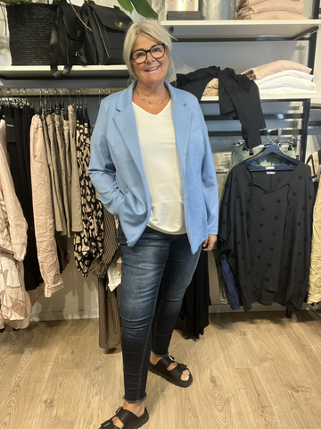 Carwilly fra Only Carmakoma er den perfekte plus size jeans, som er fantastisk året rundt. Den har fryns forneden, og så er den i den smukkeste blå denimfarve.