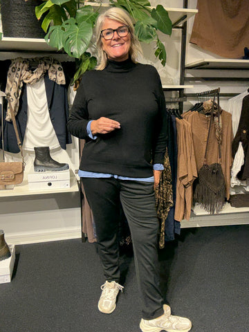 Rullekrave strik i sort dejlig blød kvalitet som sidder tæt ,jeg har sat en betty tshirt under i den lys blå. plussize strik pullover.