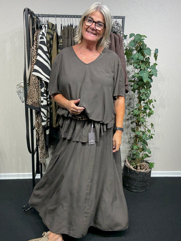 Brun pernille T-shirt sammen med pernille nederdel plussize fra Sigensgaard.dk