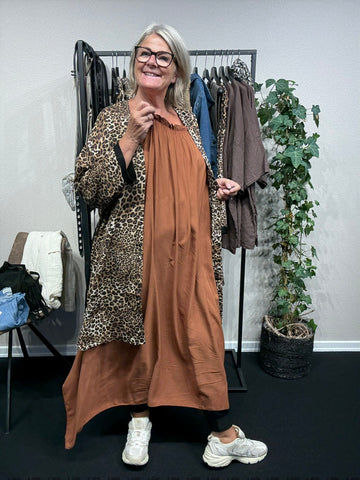 Plussize helene kimono sammen med pernille viskose lang stropkjole alt fra Sigensgaard.dk