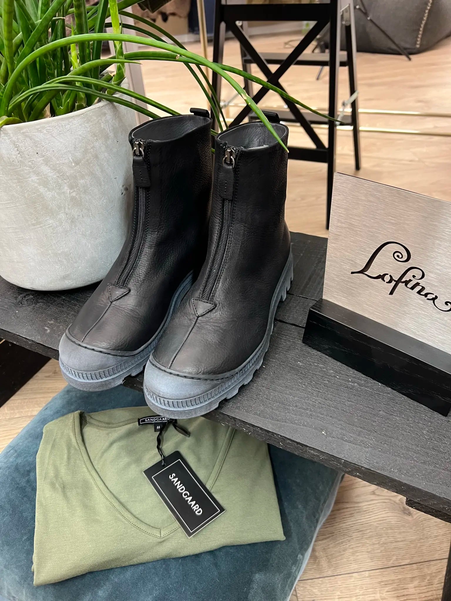 Sort lofina støvle med den lys grå sål som gør støvlen rå og smart