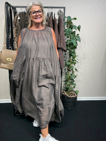 Smuk lang kjole til plus size pigen. Den kan bruge til både hverdag og fest, det handler udelukkende om accessories.