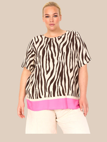 Mandie 1 blusen med zebra print plussize mode tshirt fra wasabi