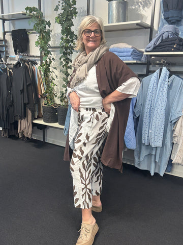 Lækker løs stumpebuks fra plus size mærket Wasabi. Den er med lommer og så går den dejligt op i liv.