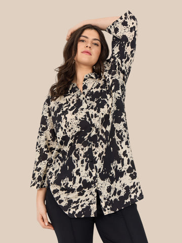 Plus size skjorte i et flot og anderledes print. Den er med 3/4 ærmer, krave og så er den gennemknappet og kan bruges både åben og lukket.