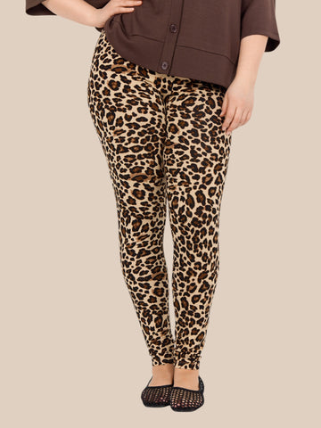 Lækker og blød plus size legging med massere stræk. De er i det smarte leopard print, som er kommet for at blive.