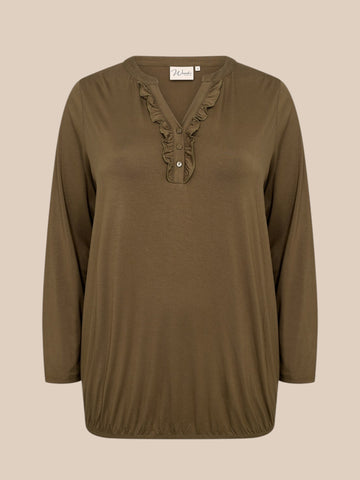 Flot plus size bluse med v-hals og stolpelukning hvor der er påsat flæsekant, som giver et feminint udtryk.
