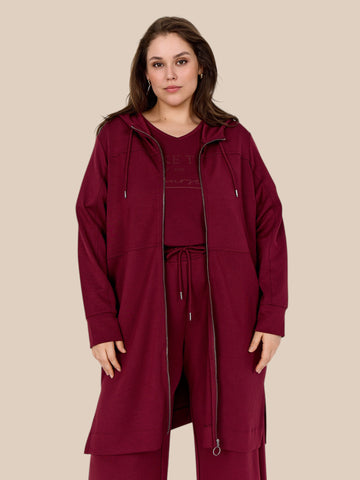 Smart plus size cardigan med lynlås og hætte. Den fås fra en str. 42 til og med str. 58. Den er fra Wasabi.