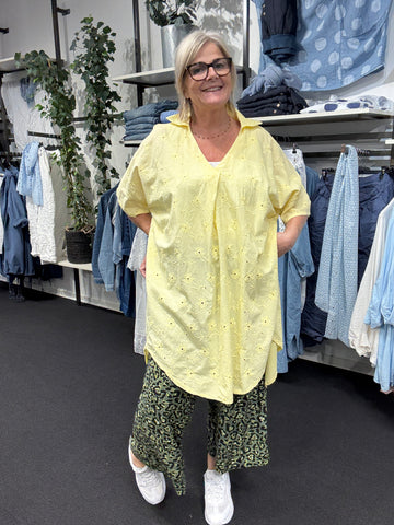 Willatunika med broderi fra sigensgaard til pluspiger