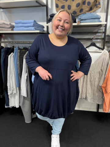 Hilda er plus size kjolen, som du vil elske. Modellen har en fin ballon-effekt, som er perfekt til de fleste plus size kvinder. Kvaliteten er en lækker viskose. Derudover har den 3/4 ærmer og rund hals. Her ses den i den flotte marine farve.