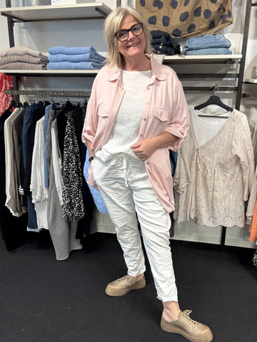 Inge er plus size skjorten, som kan passes af de fleste. Den er dejlig lang, da den har en længde på hele 84cm. Brug den som en åben jakke eller helt lukket, den er nemlig gennemknappet.