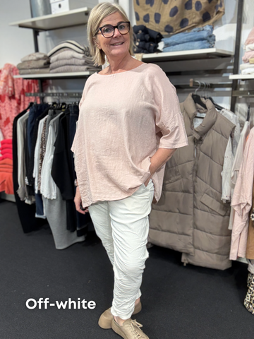 Plus size buks med meget stræk, som passer de fleste piger med kurver. Her i farven off-white.