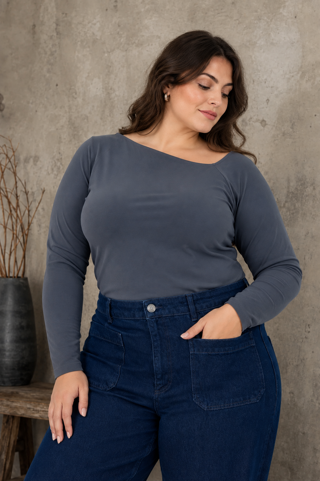 T-shirt med asymmetrisk krave og lange ærmer. Den er anderledes og enkelt på samme tid. Perfekt til plus size kvinden som gerne vil skille sig ud. 