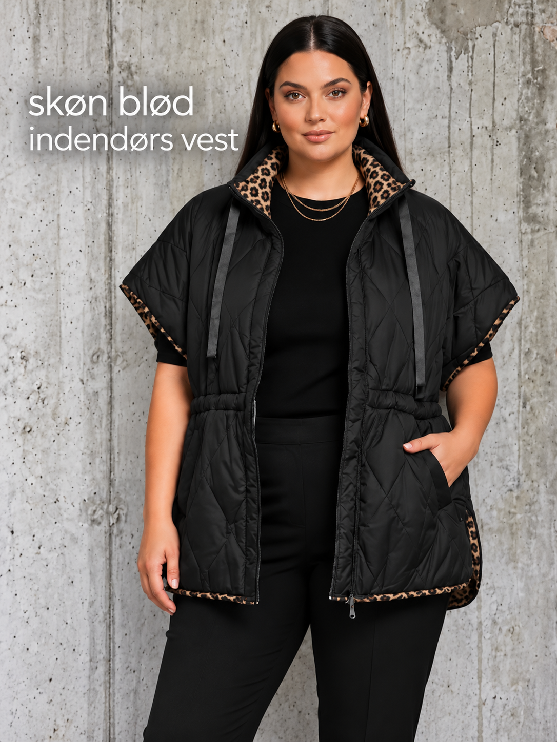 Plus size model iført quiltet vest med flot pasform, høj krave, praktiske lommer og dekorative leoparddetaljer. En blød og komfortabel vest til plus size kvinder, perfekt til både hverdagsbrug og lag-på-lag styling.