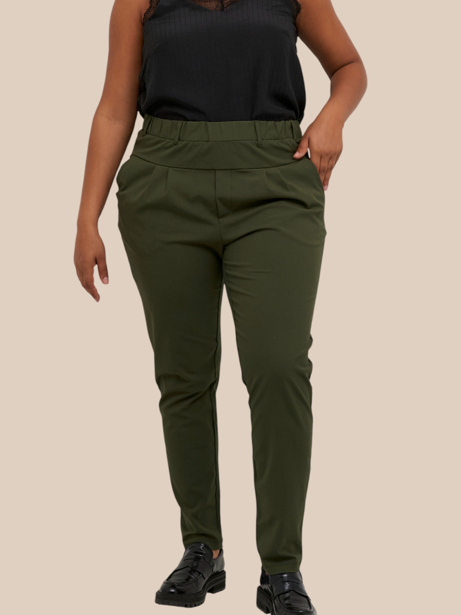 Jia plus size buks dejlig plads over mave og med de smalle ben.