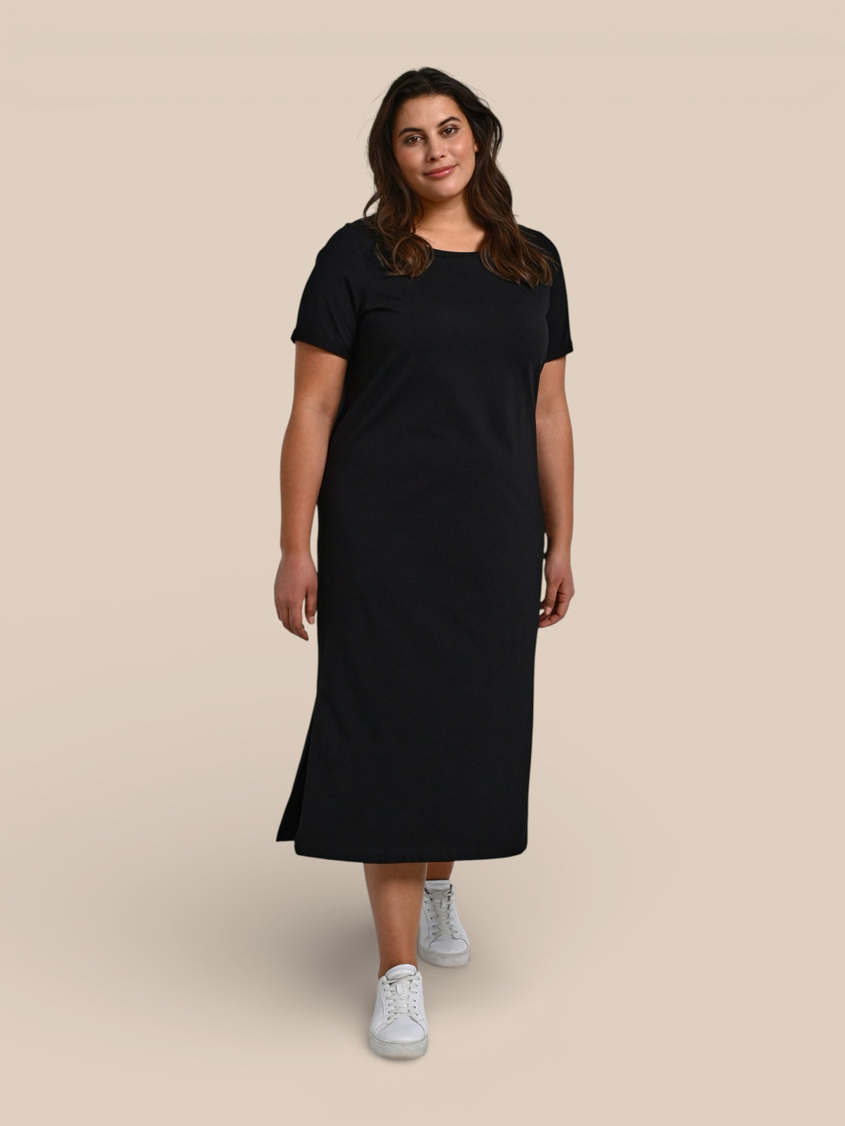 Plus size sommerkjole med en god facon og dejlig bomuldskvalitet, som gør at kroppen har nemt ved at ånde. Derfor er den perfekt til dig som har let til at få det varmt.