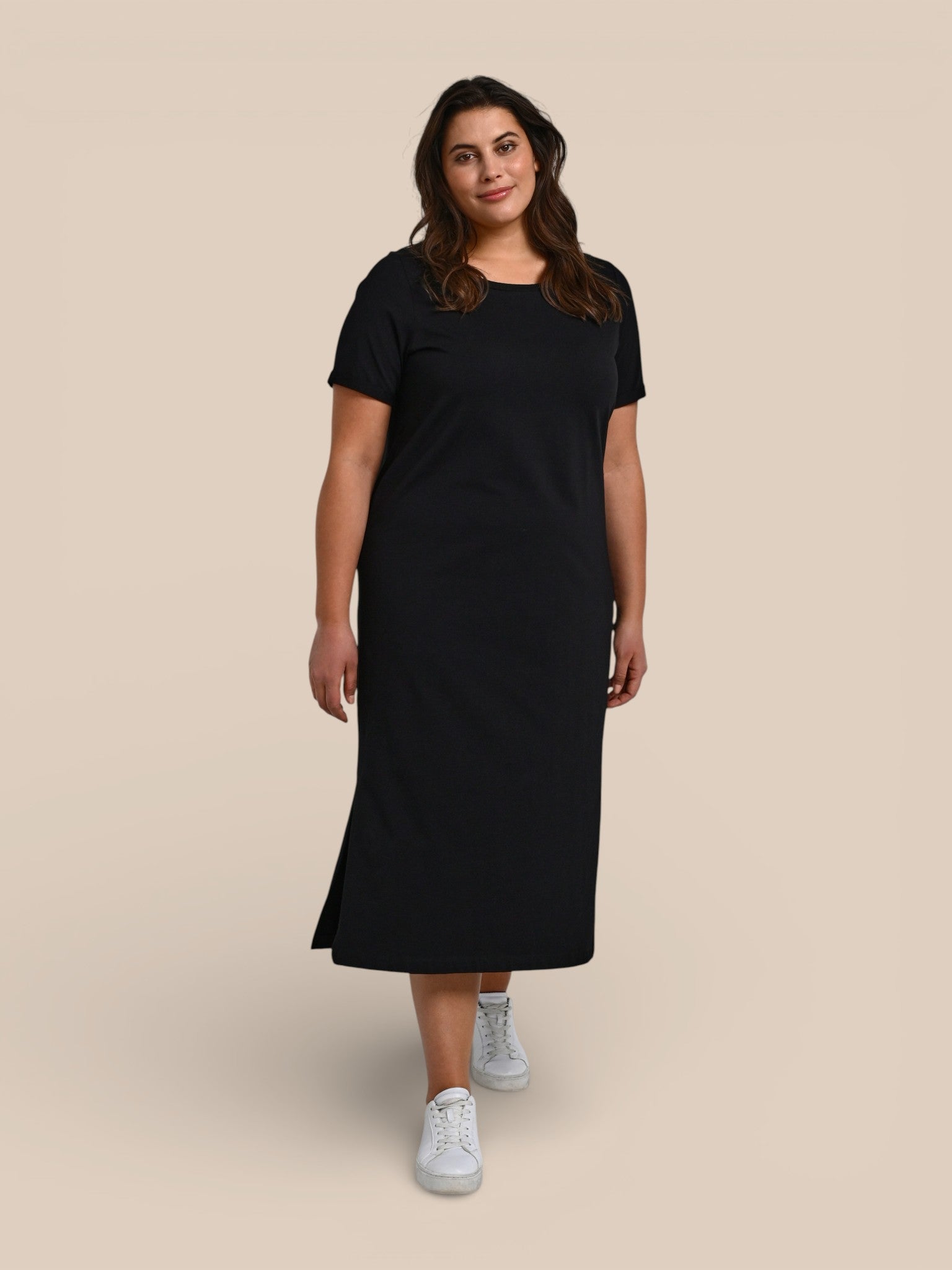 Plus size sommerkjole med en god facon og dejlig bomuldskvalitet, som gør at kroppen har nemt ved at ånde. Derfor er den perfekt til dig som har let til at få det varmt.