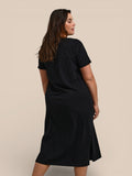 Plus size sommerkjole med en god facon og dejlig bomuldskvalitet, som gør at kroppen har nemt ved at ånde. Derfor er den perfekt til dig som har let til at få det varmt.