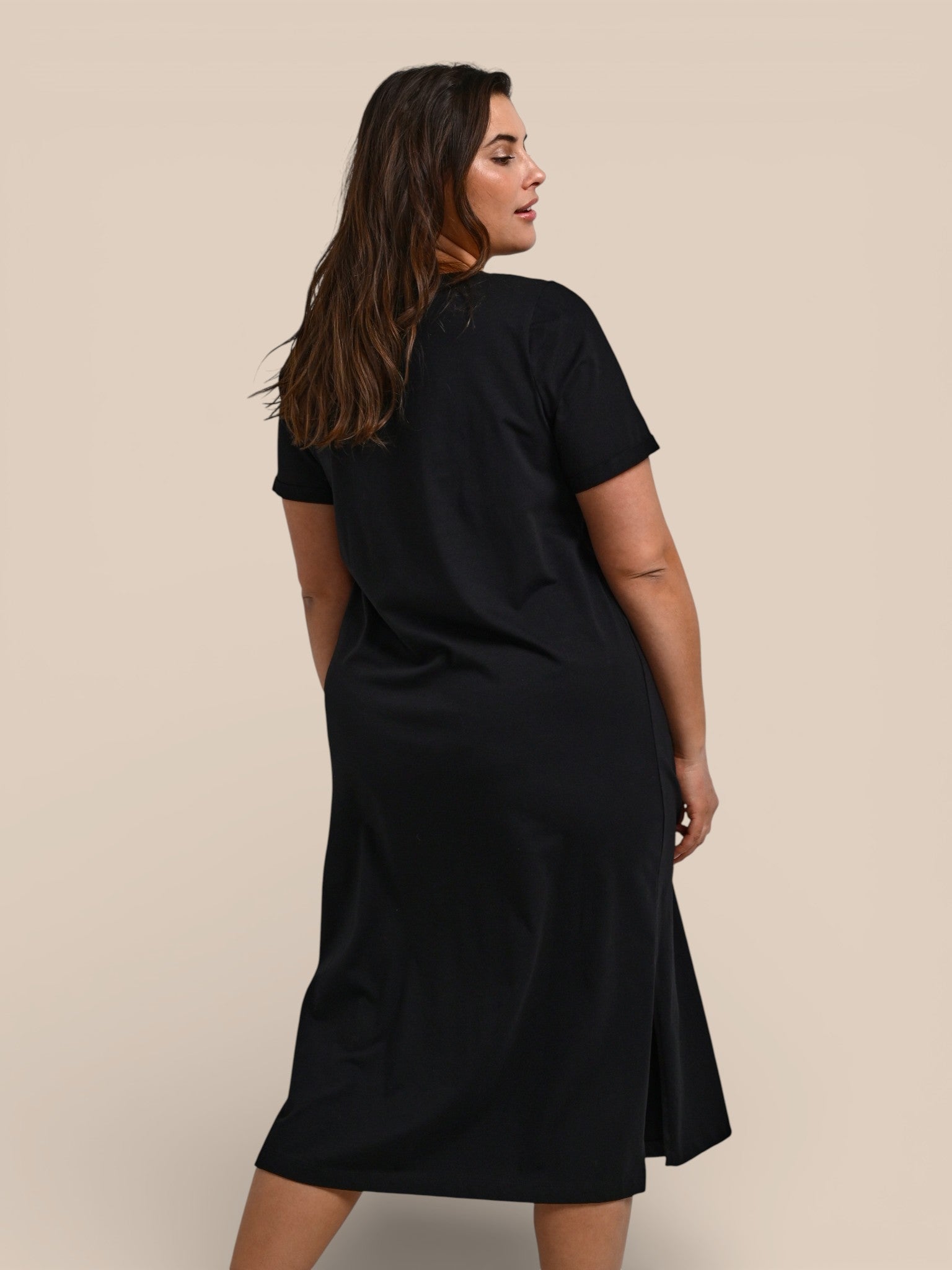 Plus size sommerkjole med en god facon og dejlig bomuldskvalitet, som gør at kroppen har nemt ved at ånde. Derfor er den perfekt til dig som har let til at få det varmt.